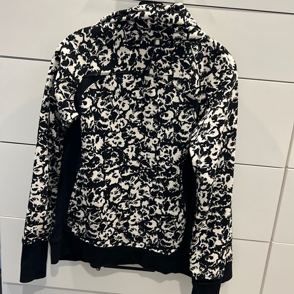 Lululemon jacket - Picture 4 of 8